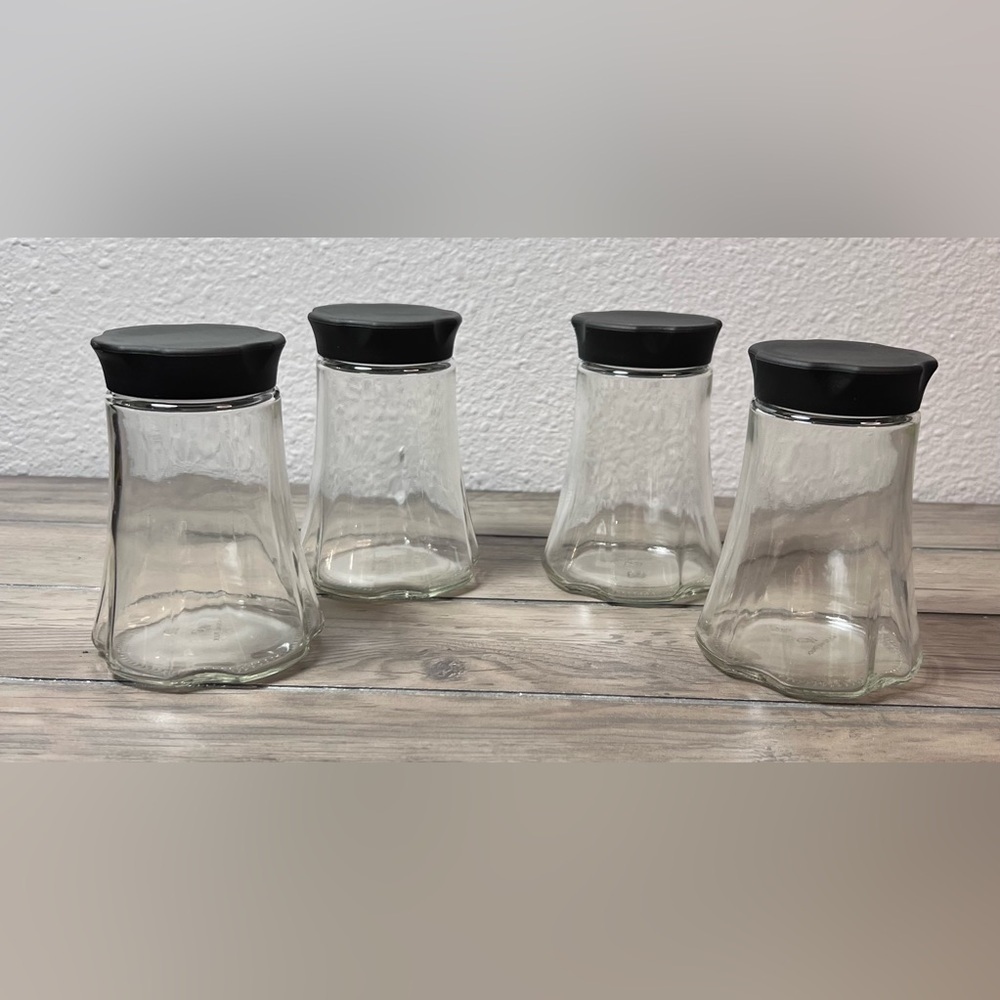 Wolfgang Puck NEW Set of 4 Glass Spice Jars with Black Screw Top Lids - Picture 2 of 4